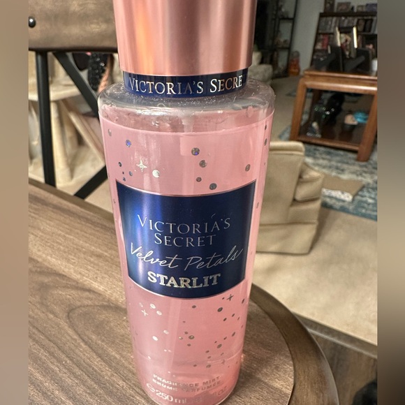Victoria’s Secret Velvet Petals Starlit body mist - Picture 2 of 3